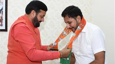 Haryana chief minister Nayab Singh Saini welcoming former Panchkula AAP chief Ranjit Uppal (right) into the BJP on Monday. (HT Photo) Haryana chief minister Nayab Singh Saini welcoming former Panchkula AAP chief Ranjit Uppal (right) into the BJP on Monday. (HT Photo)