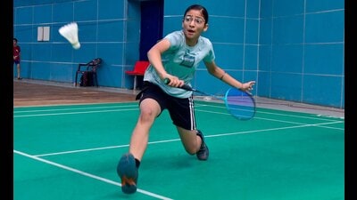 In the girls’ singles U-11 quarterfinals event, Nayra Sharma from Gurdaspur was defeated by Aanya Tiwari from Ludhiana. Tania Dhiman from Ludhiana won against Hargun Kaur from Jalandhar by 21-18, and Japleen Kaur from Hoshiarpur was defeated by Nimrat Kaur Maan from Jalandhar by 21-16. (HT Photo)