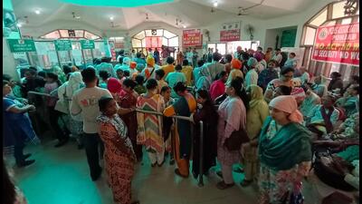 Long queues of patients at the outpatient department (OPD) of the Amritsar civil hospital on Monday morning as doctors went on a three-hour strike in support of their demands. (Sameer Sehgal/HT) Long queues of patients at the outpatient department (OPD) of the Amritsar civil hospital on Monday morning as doctors went on a three-hour strike in support of their demands. (Sameer Sehgal/HT)