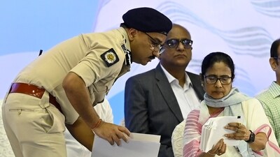 West Bengal CM Mamata Banerjee (right) and Vineet Goyal, Police Commissioner of Kolkata (File Photo) West Bengal CM Mamata Banerjee (right) and Vineet Goyal, Police Commissioner of Kolkata (File Photo)