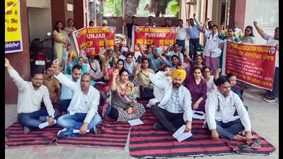 Members of the Punjab Civil Medical Services (PCMS) Association protest at the civil hospital at Bathinda in Punjab on Monday. (HT Photo) Members of the Punjab Civil Medical Services (PCMS) Association protest at the civil hospital at Bathinda in Punjab on Monday. (HT Photo)