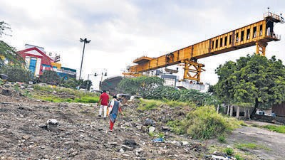 PMC set to pay ₹21.57 crore to acquire land for construction of flyover at Katraj Junction. (MAHENDRA KOLHE/HT) PMC set to pay ₹21.57 crore to acquire land for construction of flyover at Katraj Junction. (MAHENDRA KOLHE/HT)