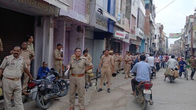 Police deployed in the closed main market of Kasganj on Sunday. (HT Photo) Police deployed in the closed main market of Kasganj on Sunday. (HT Photo)