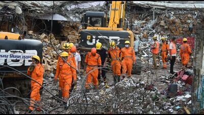 Relief works underway in Lucknow’s Transport Nagar, where a building collapsed killing eight people on Saturday. (Deepak Kumar/HT) Relief works underway in Lucknow’s Transport Nagar, where a building collapsed killing eight people on Saturday. (Deepak Kumar/HT)