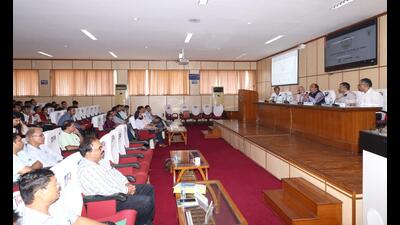 Sunil Duggal, consultant of All India Distilleries Association (AIDA), New Delhi, briefed about the activities of the particular organisation and highlighted their future roadmap on DDGS. (HT Photo)