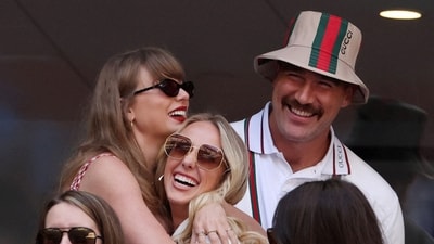 Tennis - U.S. Open - Flushing Meadows, New York, United States - September 8, 2024 Singer Taylor Swift embraces Brittany Mahomes, next to Kansas City Chiefs' Travis Kelce during the final match between Italy's Jannik Sinner and Taylor Fritz of the U.S. REUTERS/Mike Segar (REUTERS)