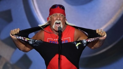 Hulk Hogan, professional entertainer and wrestler, tears his shirt open as he speaks on Day 4 of the Republican National Convention (RNC), at the Fiserv Forum in Milwaukee, Wisconsin, U.S., July 18, 2024. REUTERS/Mike Segar     TPX IMAGES OF THE DAY (REUTERS)