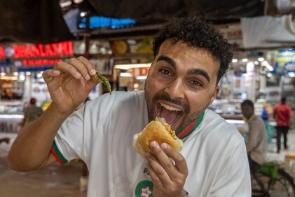 Younes Zarou eating Vada Pav (Satish Bate) Younes Zarou eating Vada Pav (Satish Bate)