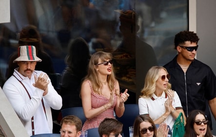 Singer Taylor Swift, Kansas City Chiefs' Travis Kelce, Kansas City Chiefs' Patrick Mahomes and his partner Brittany Mahomes. REUTERS/Eduardo Munoz (REUTERS)