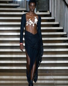 Kim Shui’s collection showcased the beauty of artisanal design, with intricate details and handcrafted elements. Kim Shui’s collection showcased the beauty of artisanal design, with intricate details and handcrafted elements.