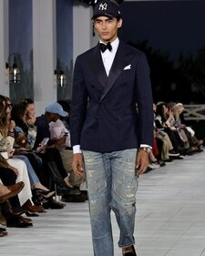 Ralph Lauren’s collection re-imagined tailored pieces with streetwear elements like oversized silhouettes and denims Ralph Lauren’s collection re-imagined tailored pieces with streetwear elements like oversized silhouettes and denims