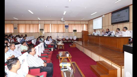 Sunil Duggal, consultant of All India Distilleries Association (AIDA), New Delhi, briefed about the activities of the particular organisation and highlighted their future roadmap on DDGS. (HT Photo)