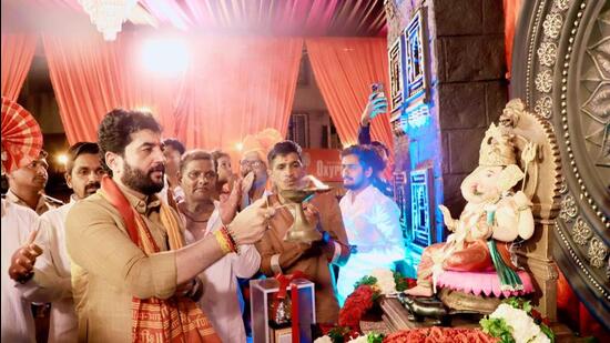With politicians making a beeline for Ganpati pandals to connect with voters ahead of the assembly elections, Pune traffic is likely to go for a toss, especially in the city’s old areas. (HT)