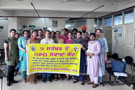 Doctors and medical staff at the Government Rajindra Hospital, Patiala, during the strike on Monday. (HT Photo) Doctors and medical staff at the Government Rajindra Hospital, Patiala, during the strike on Monday. (HT Photo)