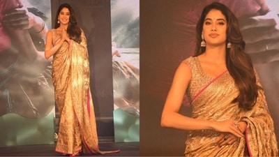 Janhvi Kapoor wowed her fans as she graced the promotional event draped in a mesmerising six yards of grace. Decked in a golden saree, sleeveless blouse, and statement jhumka earrings, she looked effortlessly elegant and regal. (HT photo/VarinderChawla) Janhvi Kapoor wowed her fans as she graced the promotional event draped in a mesmerising six yards of grace. Decked in a golden saree, sleeveless blouse, and statement jhumka earrings, she looked effortlessly elegant and regal. (HT photo/VarinderChawla)