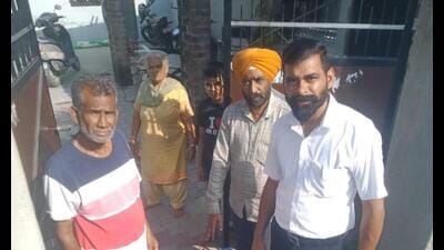A team of district administration distributing potable water in diarrhoea-hit areas in Hoshiarpur. (HT photo) A team of district administration distributing potable water in diarrhoea-hit areas in Hoshiarpur. (HT photo)