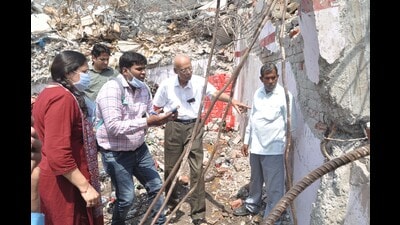 A team of experts from Gujarat inspect the collapse site in Transport Nagar of Lucknow on Tuesday (Deepak Gupta)