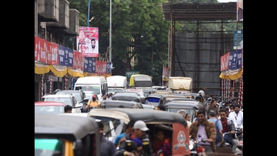 Devotees rush to the central city areas for the darshan of Lord Ganesha and the Ganpati Mandals. (HT PHOTO) Devotees rush to the central city areas for the darshan of Lord Ganesha and the Ganpati Mandals. (HT PHOTO)