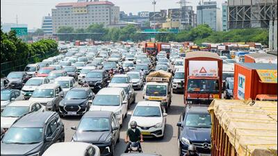 Heavy traffic near the Sirhaul border on Tuesday. (ANI) Heavy traffic near the Sirhaul border on Tuesday. (ANI)