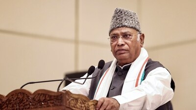 Congress President Mallikarjun Kharge speaks during the party workers' meeting, in Srinagar, Thursday, Aug. 22, 2024. (PTI) Congress President Mallikarjun Kharge speaks during the party workers' meeting, in Srinagar, Thursday, Aug. 22, 2024. (PTI)