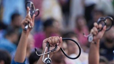 Kolkata: Junior doctors holding their stethoscope shout slogans as they sit on a dharna after the police stopped their march towards Swasthya Bhawan in protest over RG Kar Hospital rape and murder incident, in Kolkata, Tuesday, Sept. 10, 2024. (PTI Photo/Swapan Mahapatra) (PTI) Kolkata: Junior doctors holding their stethoscope shout slogans as they sit on a dharna after the police stopped their march towards Swasthya Bhawan in protest over RG Kar Hospital rape and murder incident, in Kolkata, Tuesday, Sept. 10, 2024. (PTI Photo/Swapan Mahapatra) (PTI)