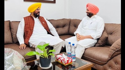 Punjab minister Kuldeep Singh with Union minister of state for railways Ravneet Singh Bittu in New Delhi. (HT )
