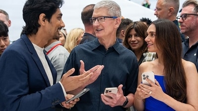 Siddharth, Tim Cook and Aditi Rao Hydari interact at Apple's It's Glowtime event. Siddharth, Tim Cook and Aditi Rao Hydari interact at Apple's It's Glowtime event.