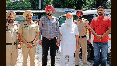 The murder accused in the custody of Khanna police in Ludhiana on Tuesday. (HT Photo) The murder accused in the custody of Khanna police in Ludhiana on Tuesday. (HT Photo)