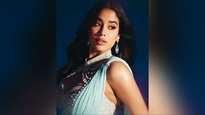 Her makeup included shimmery pink eyeshadow, mascara-coated lashes, defined brows, blushed cheeks, a glowing highlighter, and a glossy pink lipstick shade. (Instagram/@janhvikapoor) Her makeup included shimmery pink eyeshadow, mascara-coated lashes, defined brows, blushed cheeks, a glowing highlighter, and a glossy pink lipstick shade. (Instagram/@janhvikapoor)