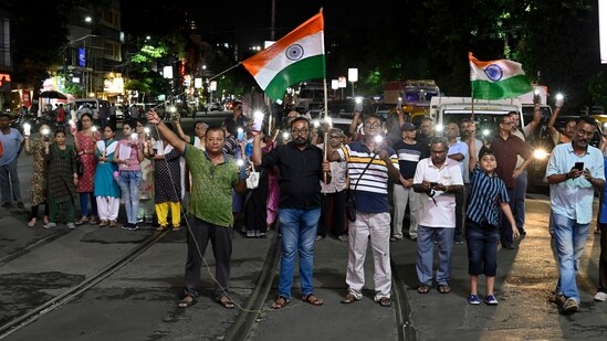 People took to the streets, forming human chain, holding mobile torch for 9 minutes at 9 pm demanding justice for the RG Kar rape-murder victim in Kolkata on Monday, (Samir Jana/ Hindustan Times)