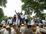 Sikh supporters from Bhartiya Janta Party protests ouside the residence of Congress Leader Sonia Gandhi against Rahul Gandhi at Janpath Road in New Delhi (HT photo/Sanchit Khanna)