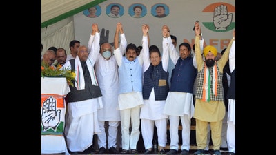 Congress president Mallikarjun Kharge with National Conference president Farooq Abdullah and other leaders during assembly election rally in Anantnag on Wednesday. (HT Photo) Congress president Mallikarjun Kharge with National Conference president Farooq Abdullah and other leaders during assembly election rally in Anantnag on Wednesday. (HT Photo)
