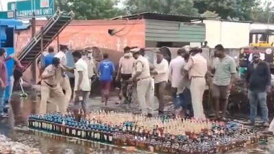 Guntur Police tries to stop crowd from looting alcohol bottles. (X/@error040290) Guntur Police tries to stop crowd from looting alcohol bottles. (X/@error040290)
