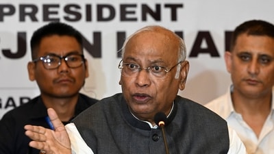Congress party President Mallikarjun Kharge addresses a press conference in Srinagar on September 11, 2024. (Photo by Tauseef MUSTAFA / AFP) (AFP) Congress party President Mallikarjun Kharge addresses a press conference in Srinagar on September 11, 2024. (Photo by Tauseef MUSTAFA / AFP) (AFP)