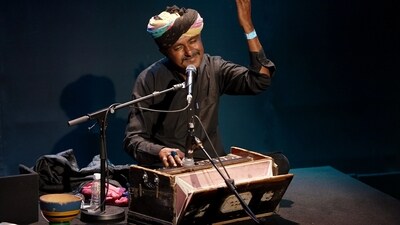 Mangey Khan, the lead vocalist of the Rajasthani folk band Barmer Boys, has died at the age of 49. (HT Photo)