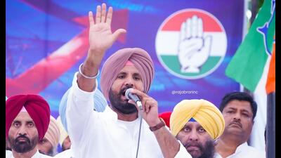 Punjab Pradesh Congress Committee (PPCC) president Amarinder Singh Raja Warring leading the protest outside the Punjab State Power Corporation Limited (PSPCL) headquarters in Patiala on Wednesday. (HT Photo)