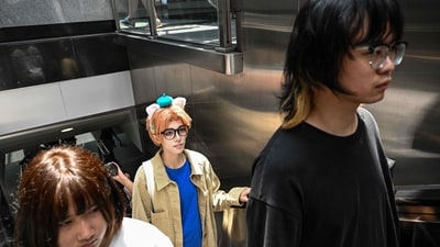 Cosplayer Xu Yunting (C), dressed as Jesse, a male character from the video game 'Light and Night', (AFP) Cosplayer Xu Yunting (C), dressed as Jesse, a male character from the video game 'Light and Night', (AFP)