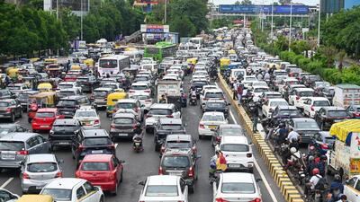 The stretch from GIP mall to Film City was completely jammed on Wednesday morning as traffic was halted briefly to facilitate movement of PM Narendra Modi’s motorcade to India Expo Mart in Greater Noida for the inauguration of the Semicon conference. (Sunil Ghosh/HT Photo) The stretch from GIP mall to Film City was completely jammed on Wednesday morning as traffic was halted briefly to facilitate movement of PM Narendra Modi’s motorcade to India Expo Mart in Greater Noida for the inauguration of the Semicon conference. (Sunil Ghosh/HT Photo)