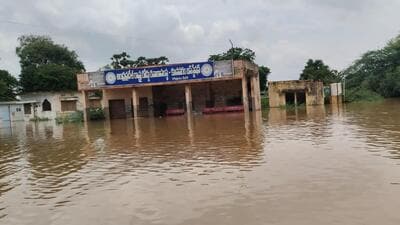 The traffic between Bhadrachalam and Koonavaram, where Sabari joins the Godavari river, was completely suspended as the bridge connecting Koonavaram and other villages like V R Puram, Sriramagiri and Pochavaram overflowed . (HT photo)