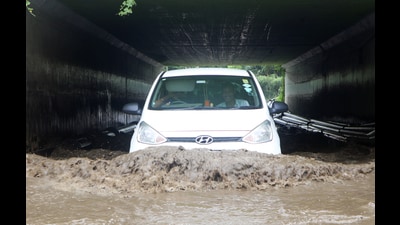 Waterlogging occurred under the underpass in front of Lucknow Ekana Stadium in Lucknow on Wednesday (Deepak Gupta/HT) Waterlogging occurred under the underpass in front of Lucknow Ekana Stadium in Lucknow on Wednesday (Deepak Gupta/HT)