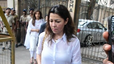 Actor Aditi Govitrikar, who is a close friend of Malaika Arora, was also spotted. Anil is survived by Malaika, Amrita as well as their mother, Joyce Polycarp. Actor Aditi Govitrikar, who is a close friend of Malaika Arora, was also spotted. Anil is survived by Malaika, Amrita as well as their mother, Joyce Polycarp. 