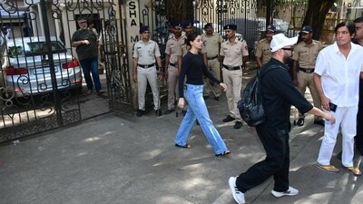 Malaika Arora's father died on Wednesday allegedly by jumping off the terrace of his Mumbai residence. Actor Ananya Panday alongside her father, actor Chunky Panday, was seen outside his Mumbai home as they visited his family. Malaika Arora's father died on Wednesday allegedly by jumping off the terrace of his Mumbai residence. Actor Ananya Panday alongside her father, actor Chunky Panday, was seen outside his Mumbai home as they visited his family.