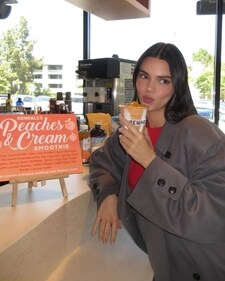 Model Kendall Jenner poses with her own Erehwon smoothie (Instagram) Model Kendall Jenner poses with her own Erehwon smoothie (Instagram)