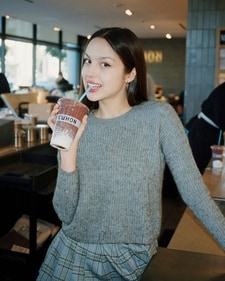 Olivia Rodrigo takes a sip of her Good 4 ur GUTS smoothie (instagram) Olivia Rodrigo takes a sip of her Good 4 ur GUTS smoothie (instagram)