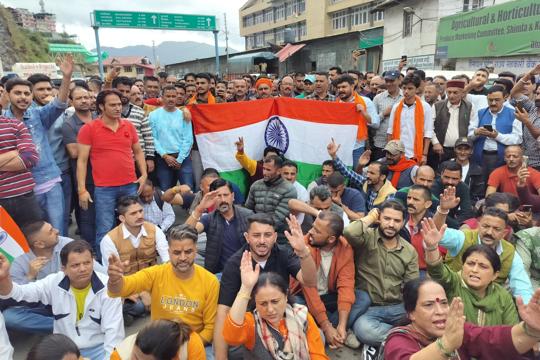 Hindu organisation members holding a protest against the illegal construction of a mosque at Sanjauli near Dhalli tunnel in Shimla on Wednesday. (Deepak Sansta/HT) Hindu organisation members holding a protest against the illegal construction of a mosque at Sanjauli near Dhalli tunnel in Shimla on Wednesday. (Deepak Sansta/HT)