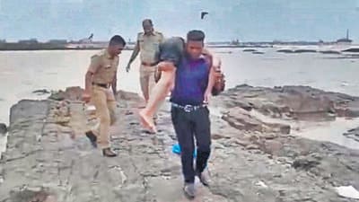 Cops rescue 2 drowning men off Carter Road promenade