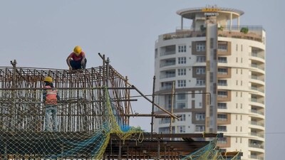 Bengaluru Metropolitan Rail Corporation Limited labourers at work for the second construction phase on Namma Metro Rail network, in Bengaluru. (File photo)