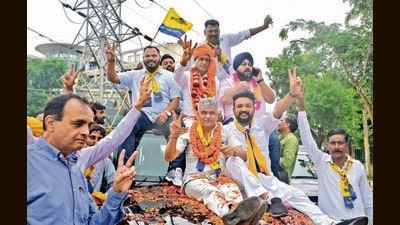 AAP candidate from Panchkula Prem Garg (turbaned, centre) accompanied by Chandigarh mayor Kuldeep Kumar Dhalor (left) and other party members during a rally before filing his nomination on Thursday. (HT Photo) AAP candidate from Panchkula Prem Garg (turbaned, centre) accompanied by Chandigarh mayor Kuldeep Kumar Dhalor (left) and other party members during a rally before filing his nomination on Thursday. (HT Photo)