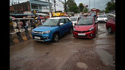 Dewa road connecting Matiyari crossing in Chinhat has around 50 potholes in small stretch. (Mushtaq Ali/ht) Dewa road connecting Matiyari crossing in Chinhat has around 50 potholes in small stretch. (Mushtaq Ali/ht)