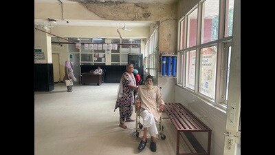 Harjinder Singh, 85, who was accompanied by his octogenarian wife, was attended to only after multiple appeals from other patients at the Mohali civil hospital. (HT Photo) Harjinder Singh, 85, who was accompanied by his octogenarian wife, was attended to only after multiple appeals from other patients at the Mohali civil hospital. (HT Photo)